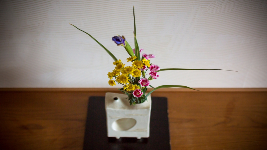 【和室】和室に生けられたお花。（イメージ）
