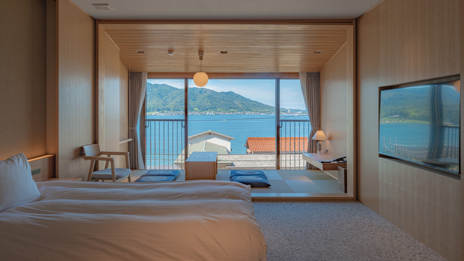 【海側和洋室】2022年11月リニューアルOPEN！天橋立が一望できる海側和洋室！