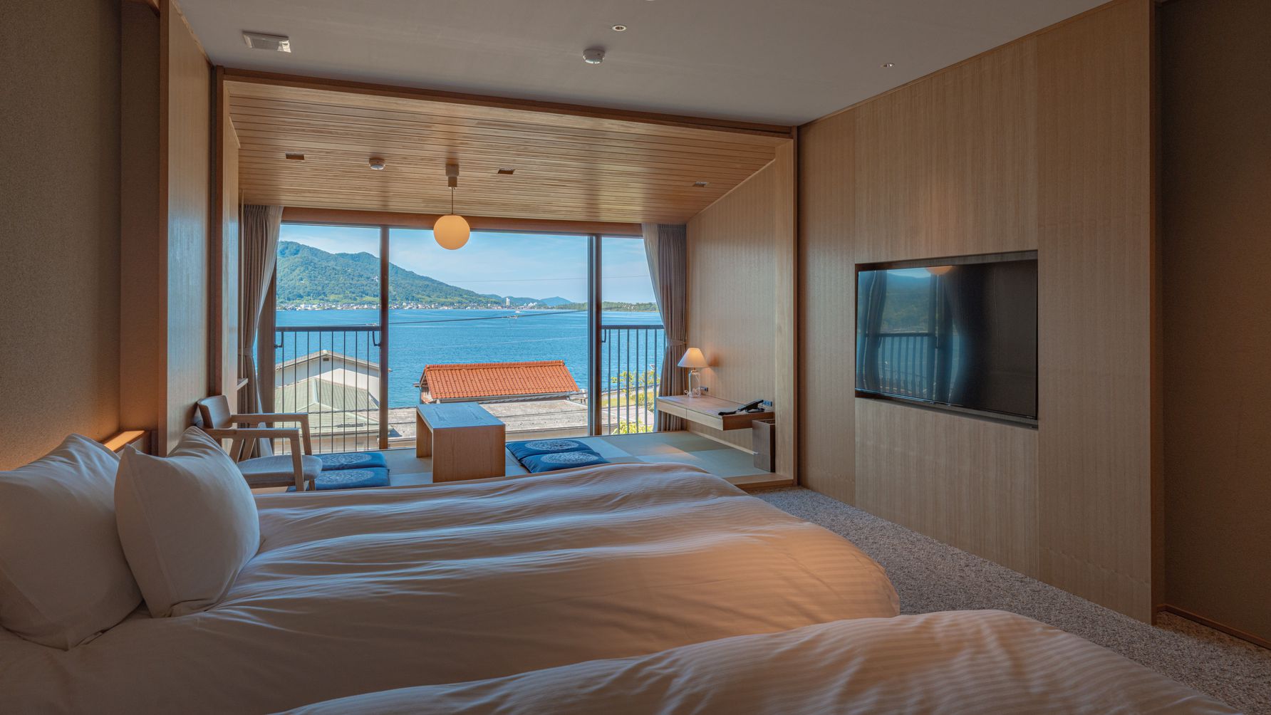 【海側和洋室】2022年11月リニューアルOPEN！天橋立が一望できる海側和洋室！