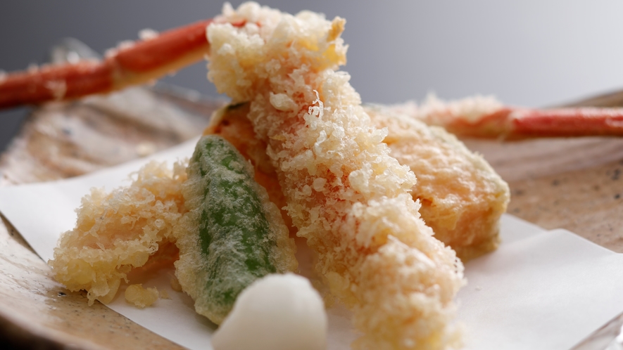 【カニ天ぷら】サクッとした食感を味わうカニの天ぷら。