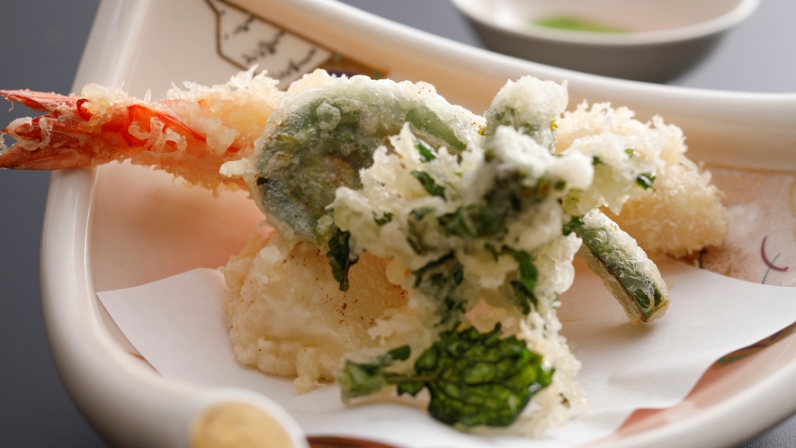 【天ぷら】エビや山菜を使用した春の天ぷら。（一例）