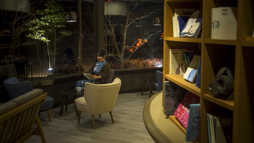【book cafe】当館の「book cafe」で、ライトアップされた紅葉を見ながら、コーヒーを飲