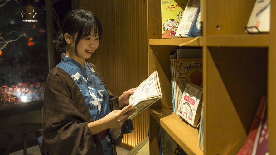 【book cafe】当館の「book cafe」でゆったりと読書にふける。