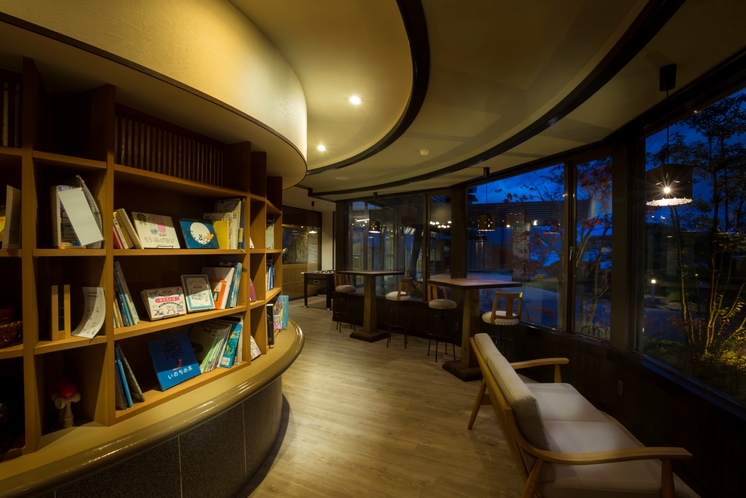 【book cafe】ライトアップされた紅葉を眺めながら、当館の「book cafe」でゆったりと。