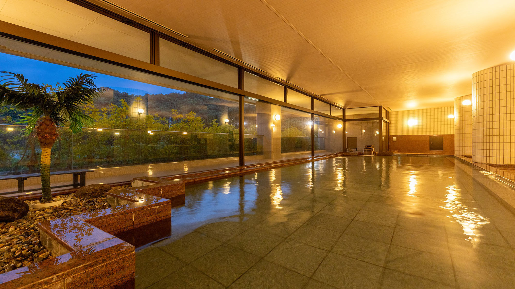 【大浴場】男女各250坪の温泉大浴場