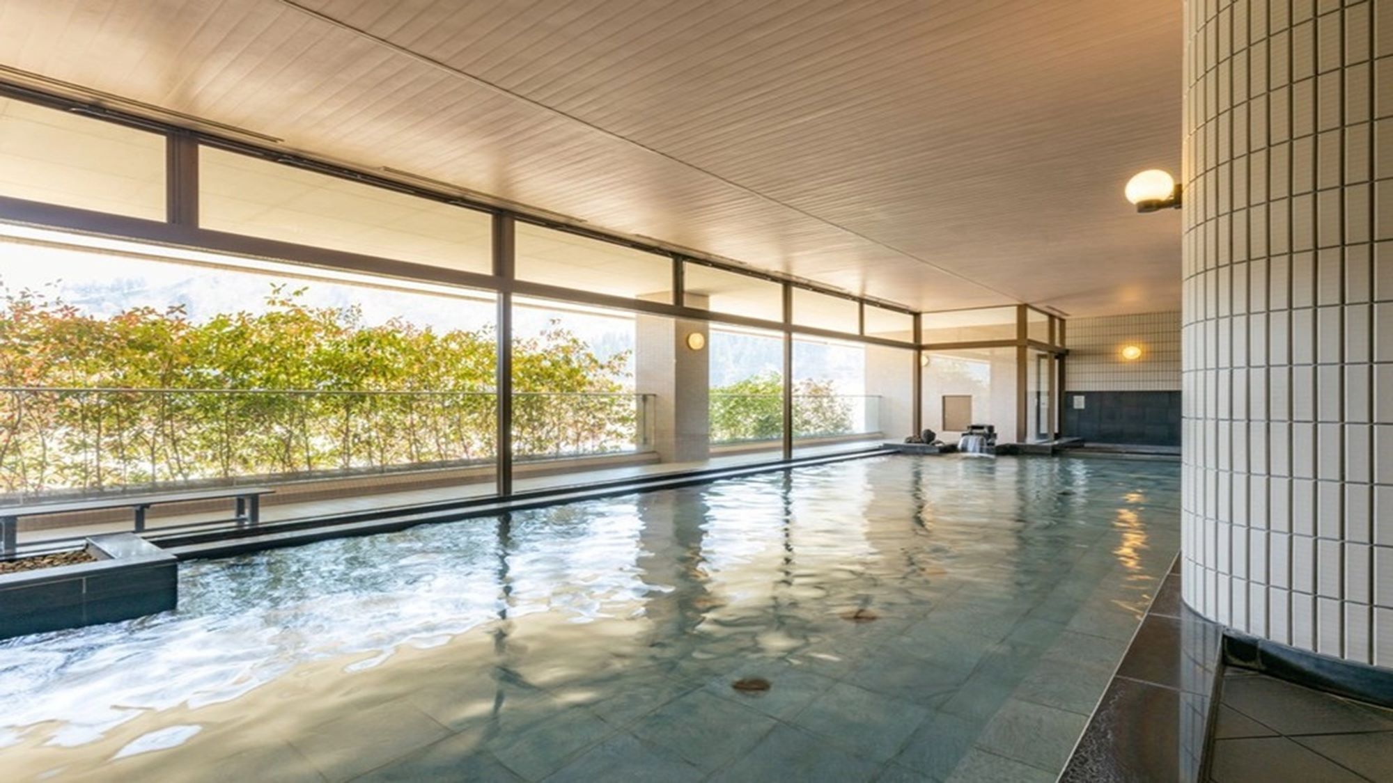 【大浴場】男女各250坪の温泉大浴場