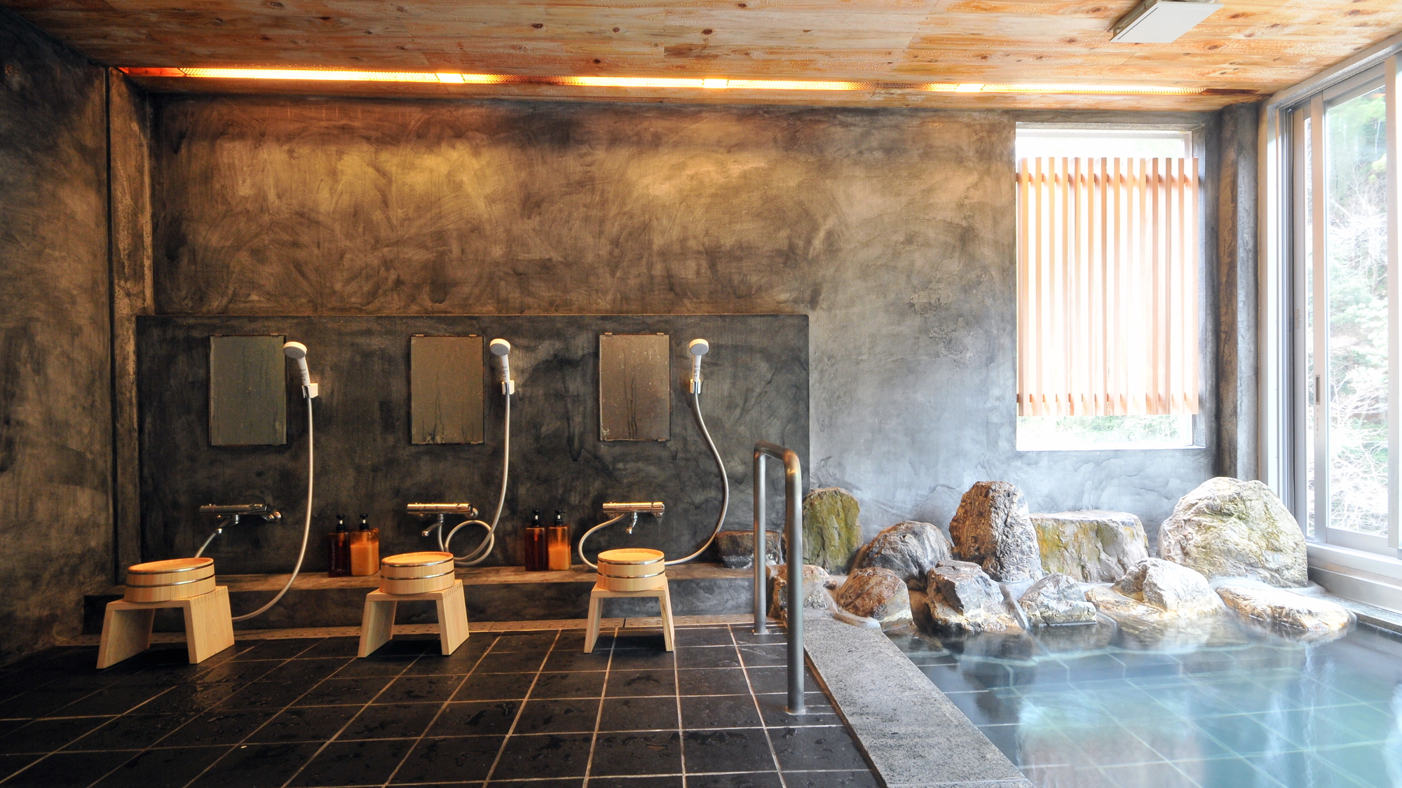 【大浴場男湯】自然の景色を楽しみながらゆっくり浸かることのできる温泉です