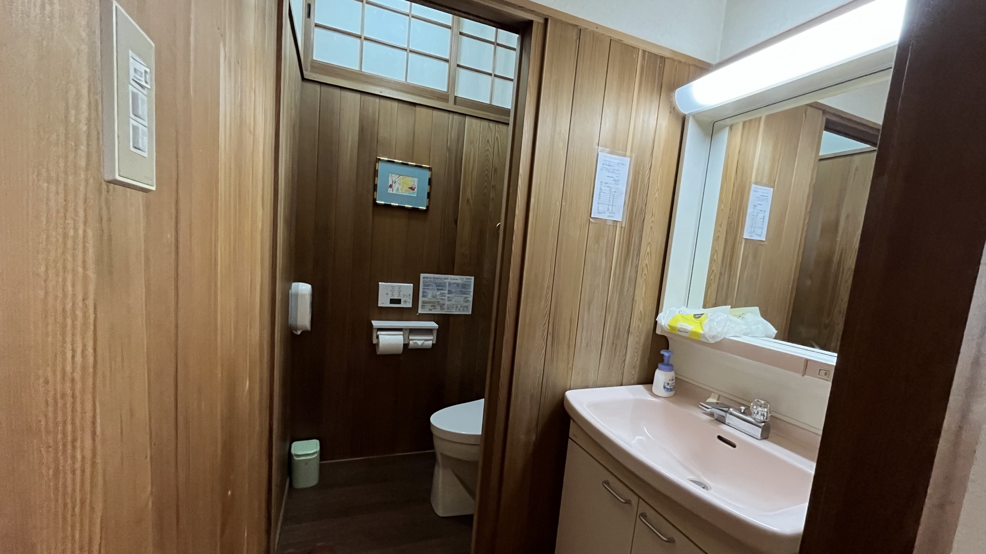 【和室14畳】道路側のお部屋ですがトイレ付きで便利です