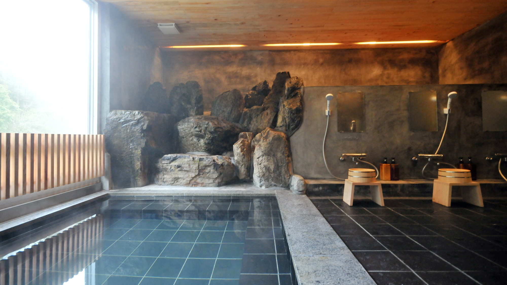 【大浴場女湯】全国でも珍しいラドン温泉。効能を感じられるように温度は高くしておりません