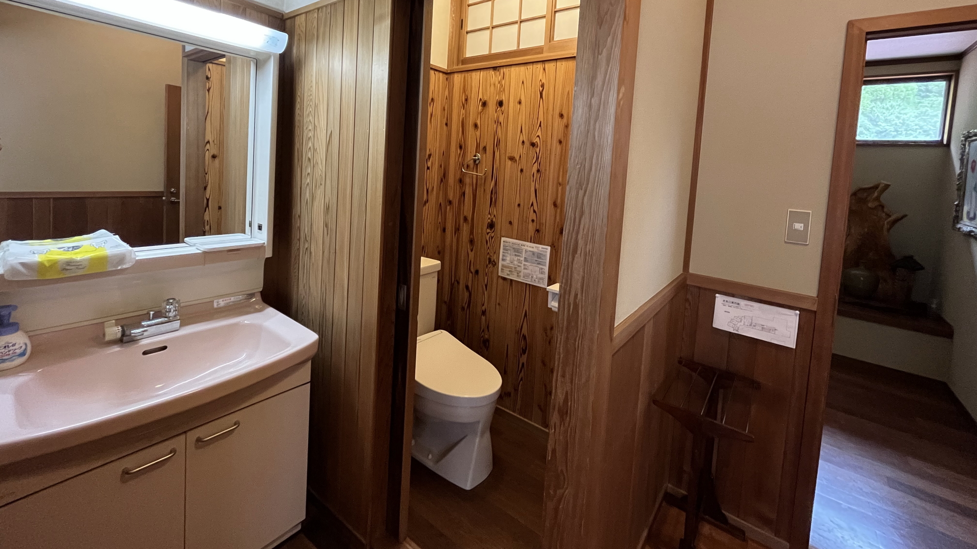【和室8畳】道路側のお部屋ですがトイレ付きで便利です