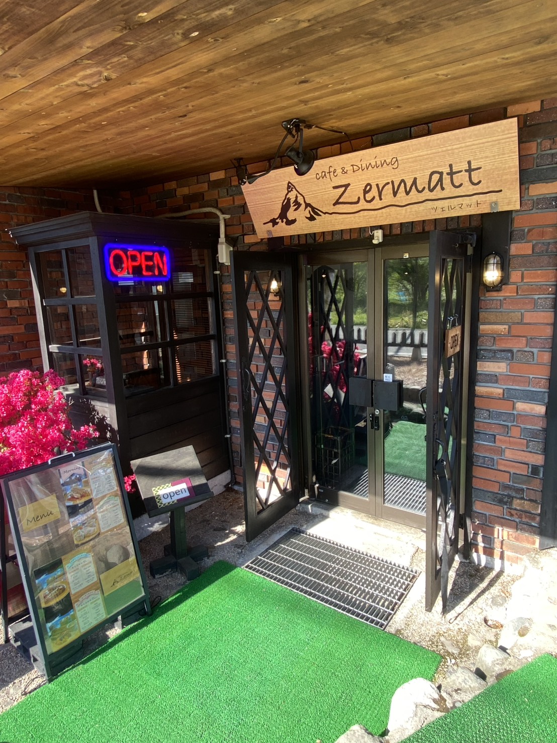 当館1階にある カフェツェルマット！ 朝7時～open
