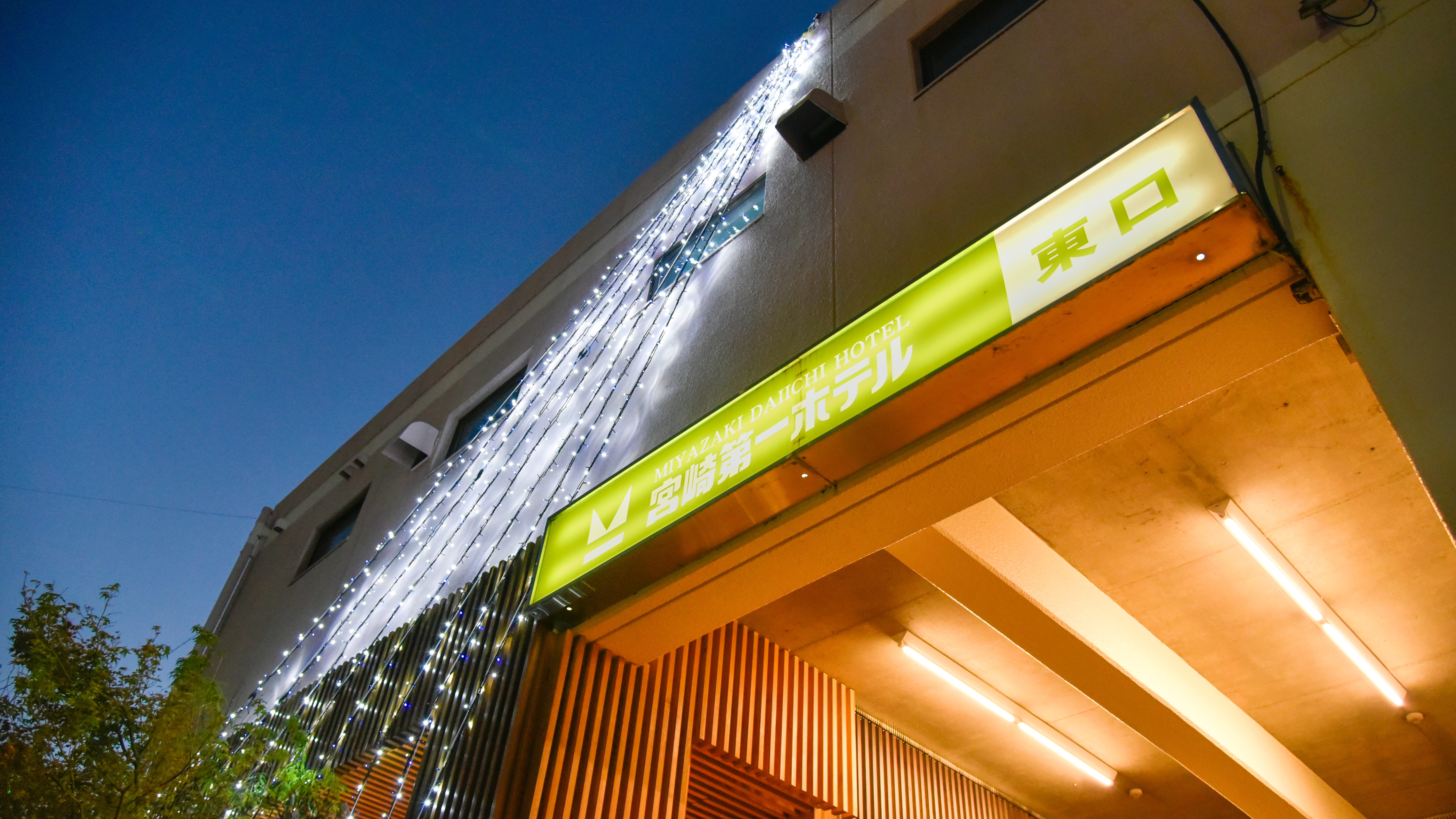 ホテル入り口【東口】