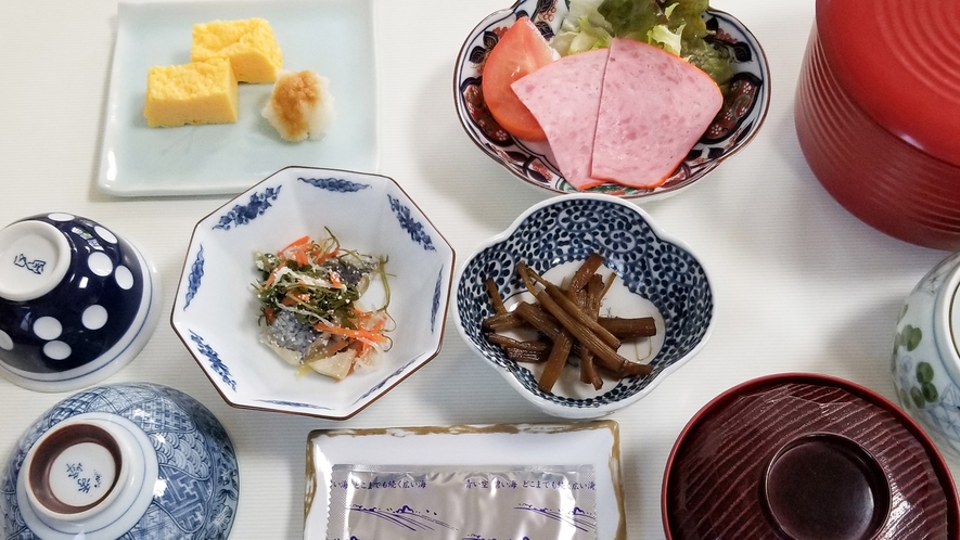 ・【朝食一例】フキの茎を煮た自家製「きゃらぶき」は味が染みいておいしいですよ