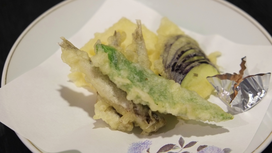 【ご夕食一例】広島名物「こいわし」の天ぷら。季節ごと旬の食材を使ったお料理をご用意いたします。