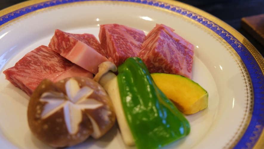 【広島牛陶板焼き】広島のブランド牛「広島牛」程よくサシが入ったお肉はジューシーで柔らか。
