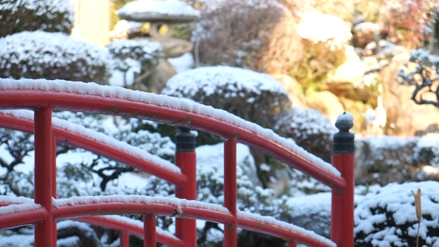 雪の中庭。瀬戸内海沿岸に位置する当館は、年に数回ほど積雪します。