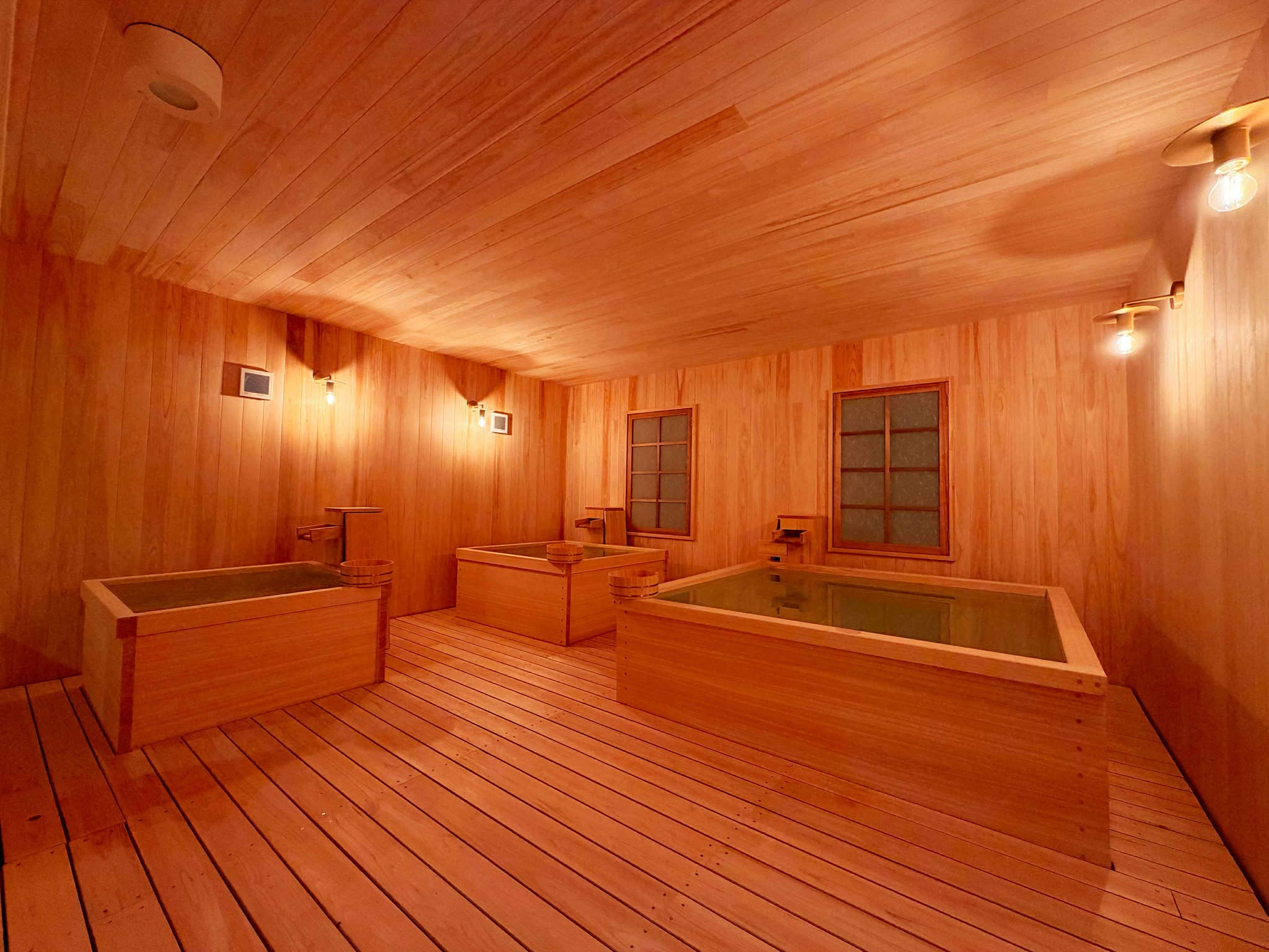 「木の香り、洞窟、そして究極の温冷浴」 エクセルイン名古屋熱田の最上階に、こだわりの温浴施設「川の湯」が誕生しました。 木の香りが漂う神社のような静謐な大人な空間です。