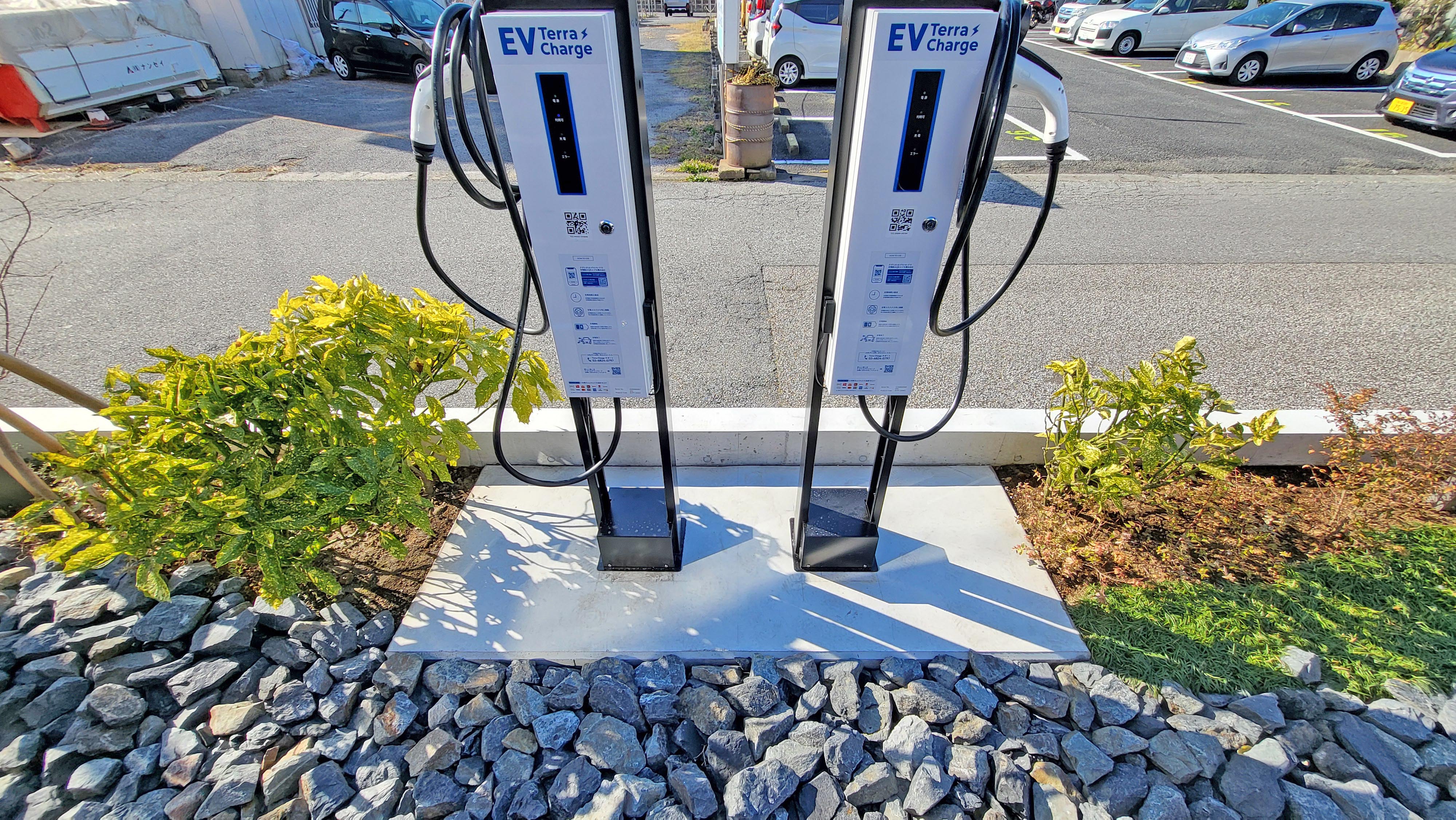 「電気自動車充電スタンド」