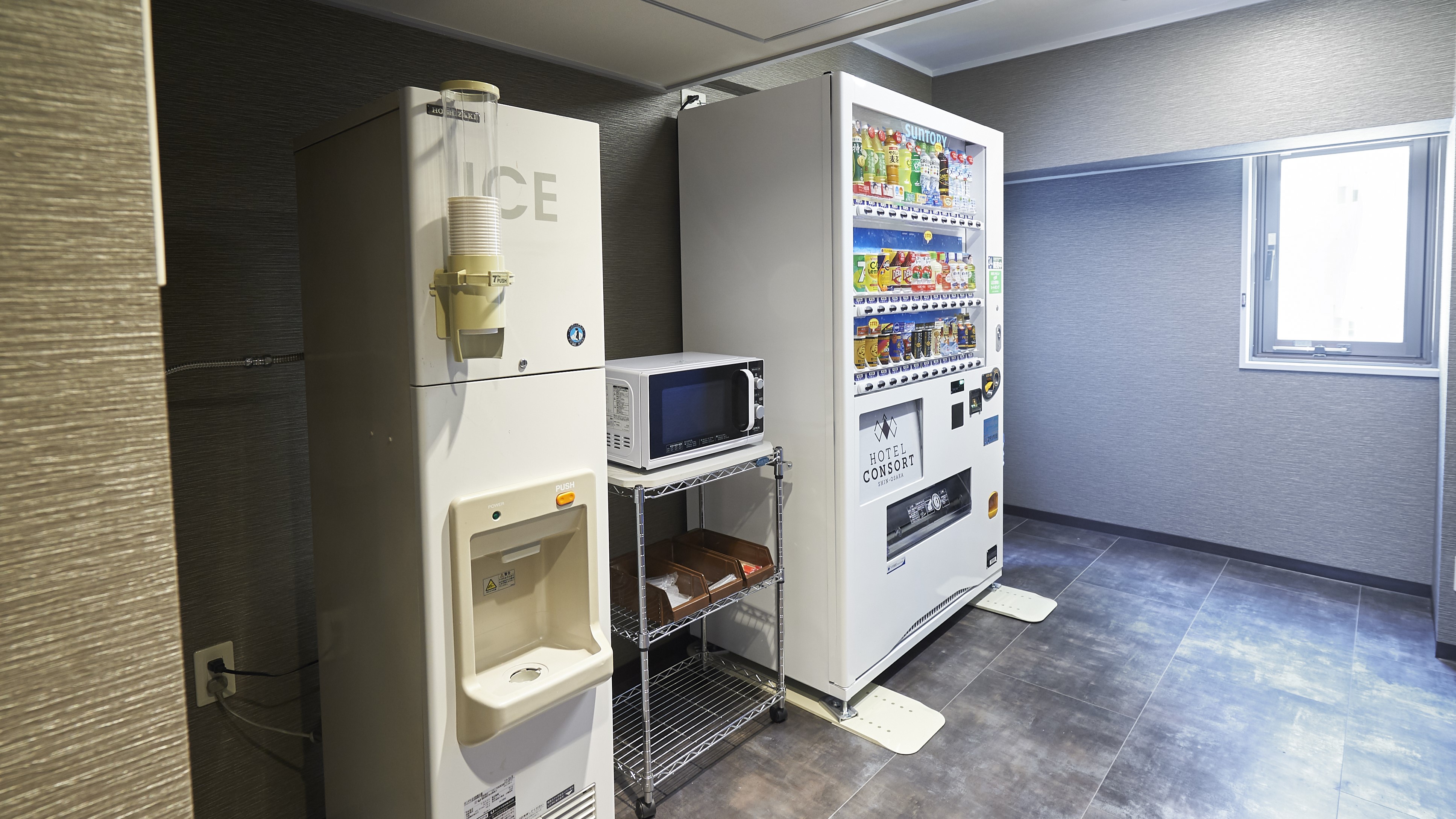 自動販売機・製氷機・電子レンジコーナーは4階と9階にございます。
