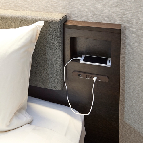 【ベッドサイド USBポート＆コンセント / 全室共通】 ベッドサイドのUSBポートはとっても便利♪