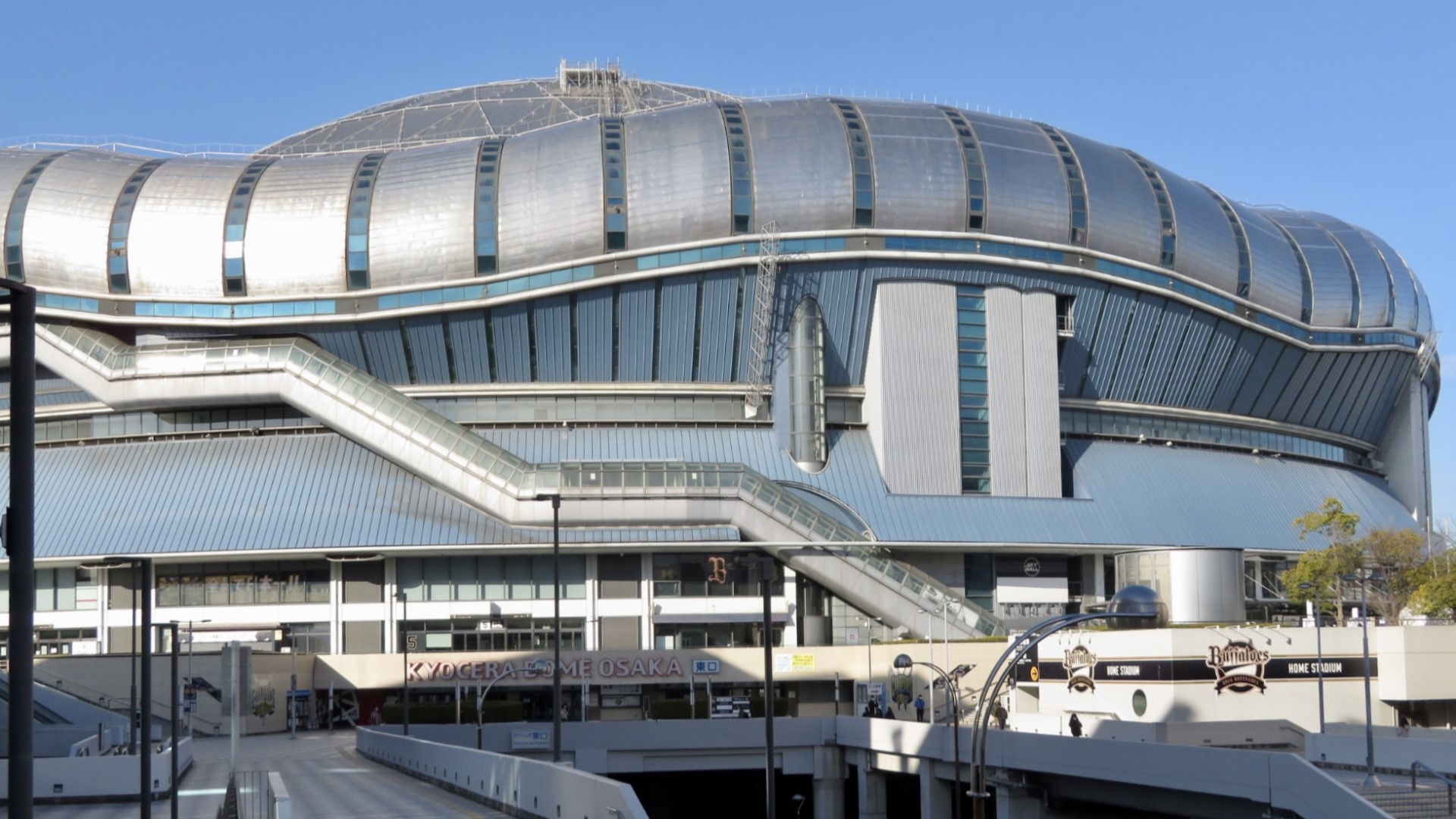 【京セラドーム大阪】ホテルより地下鉄約30分。プロ野球やコンサートに使用されるドーム型スタジアム。