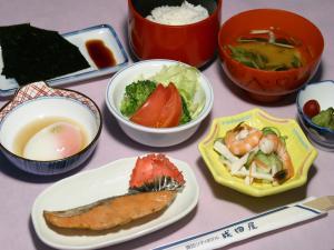 朝食（諏訪湖で獲れたわかさぎの佃煮や川えび付）