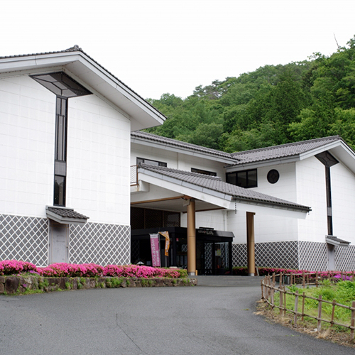 【外観】神石高原の豊かな緑に囲まれています