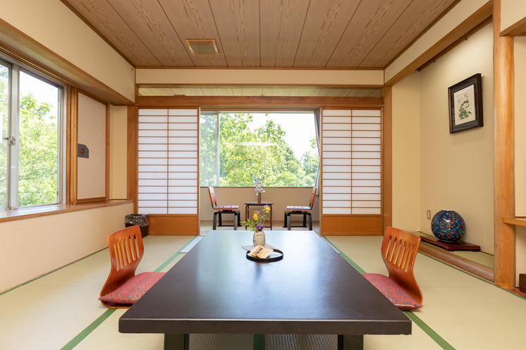 角部屋で、二間あるから大家族でも安心。【和室１０畳＋６畳】