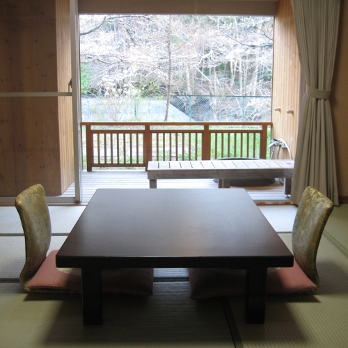 A room with 8 tatami mats. The room is lined up with 12 tatami mats, so there is a reason for the same reason. You can stay at a great deal.