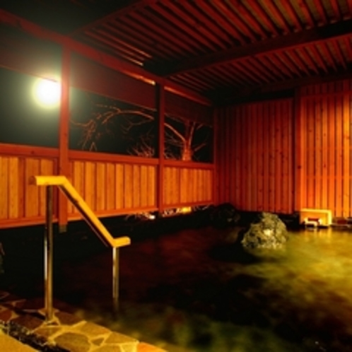 夜間の露天風呂では、田舎らしい自然の音と、凛とした空気を味わいながら、ゆっくりご入浴頂けます。
