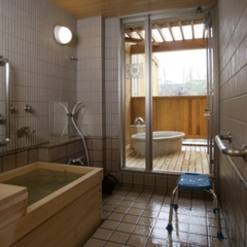 檜の内風呂と、陶器の露天風呂。シャワーもございますので、大浴場に行かずに済んでしまうかも。