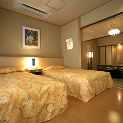 お部屋一例。ベッドは2台。3名様以上にてご利用の場合、8畳のお部屋にお布団を敷くようになります。
