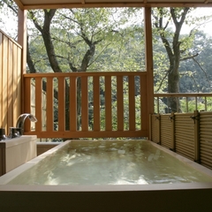 「檜風呂」一例。この他、「岩風呂」のお部屋もございます。どのお風呂になるかは、当日のお楽しみ。