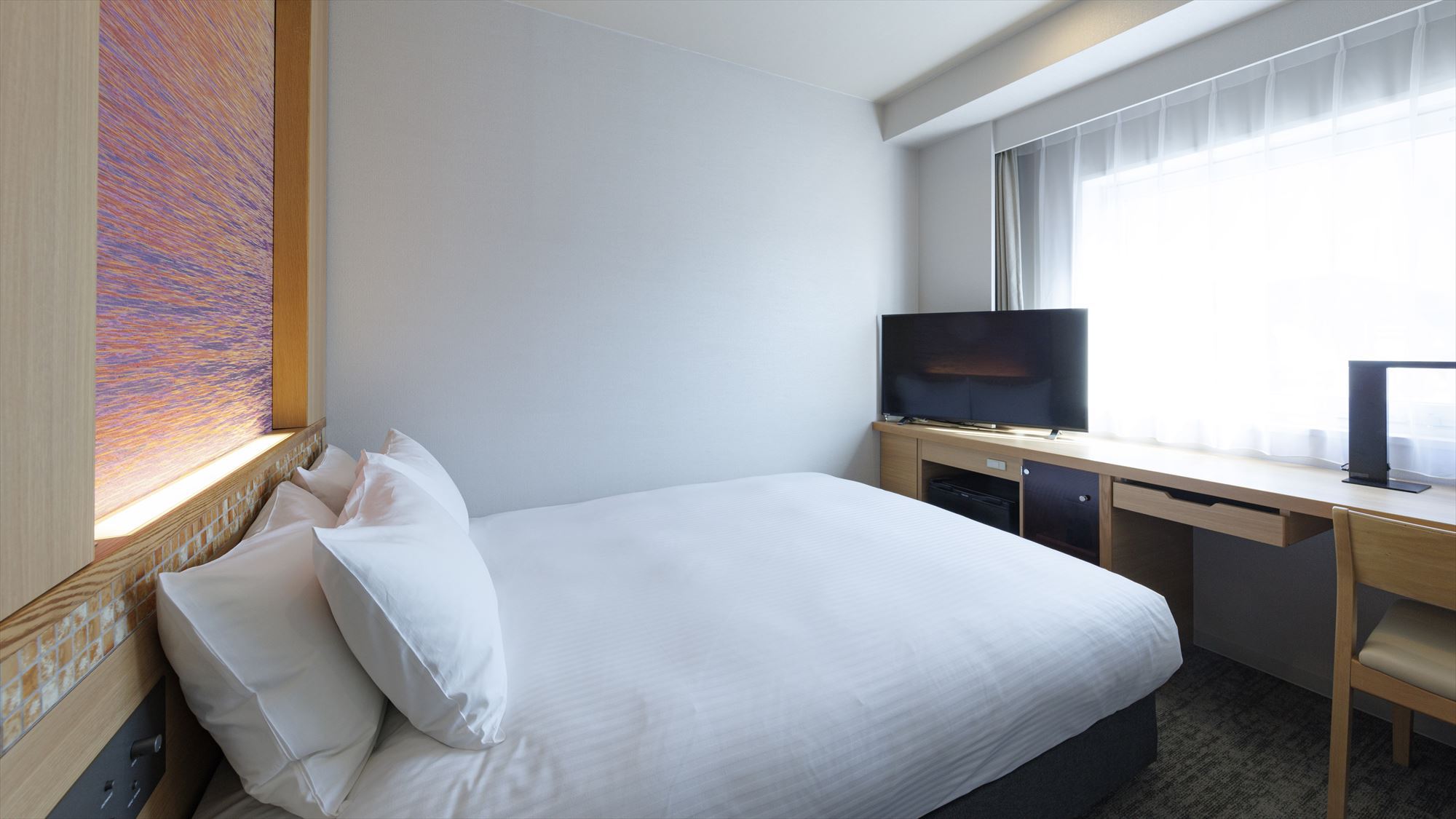 【スタンダードダブル 15㎡】 窓側にデスクレイアウトをまとめたスッキリした客室