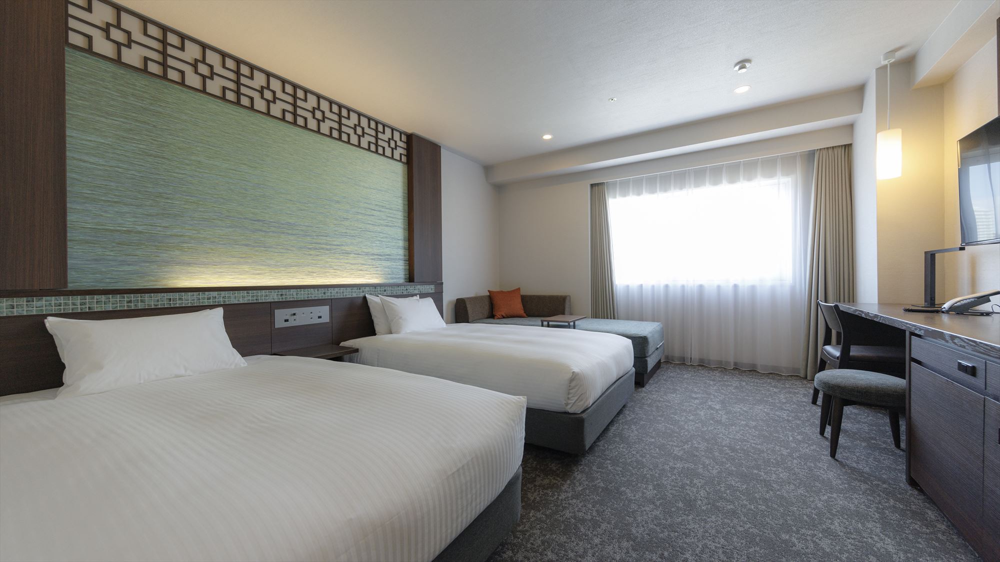 【スーペリアツイン 25㎡】ゆとりある広さに、ソファベッドのご利用で最大3名までご利用可能