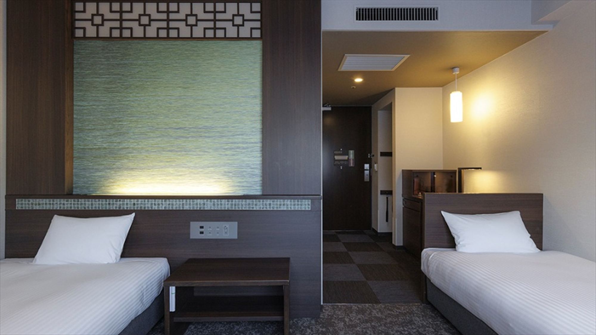 【ユニバーサルツイン 26㎡】通路幅を広く確保し家具の配置にもこだわった使いやすい客室