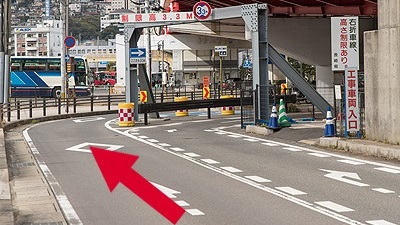 3 直進レーンを道なりにお進みいただき、途中でＵターンが必要です（道路上にＵターンスペースあり）