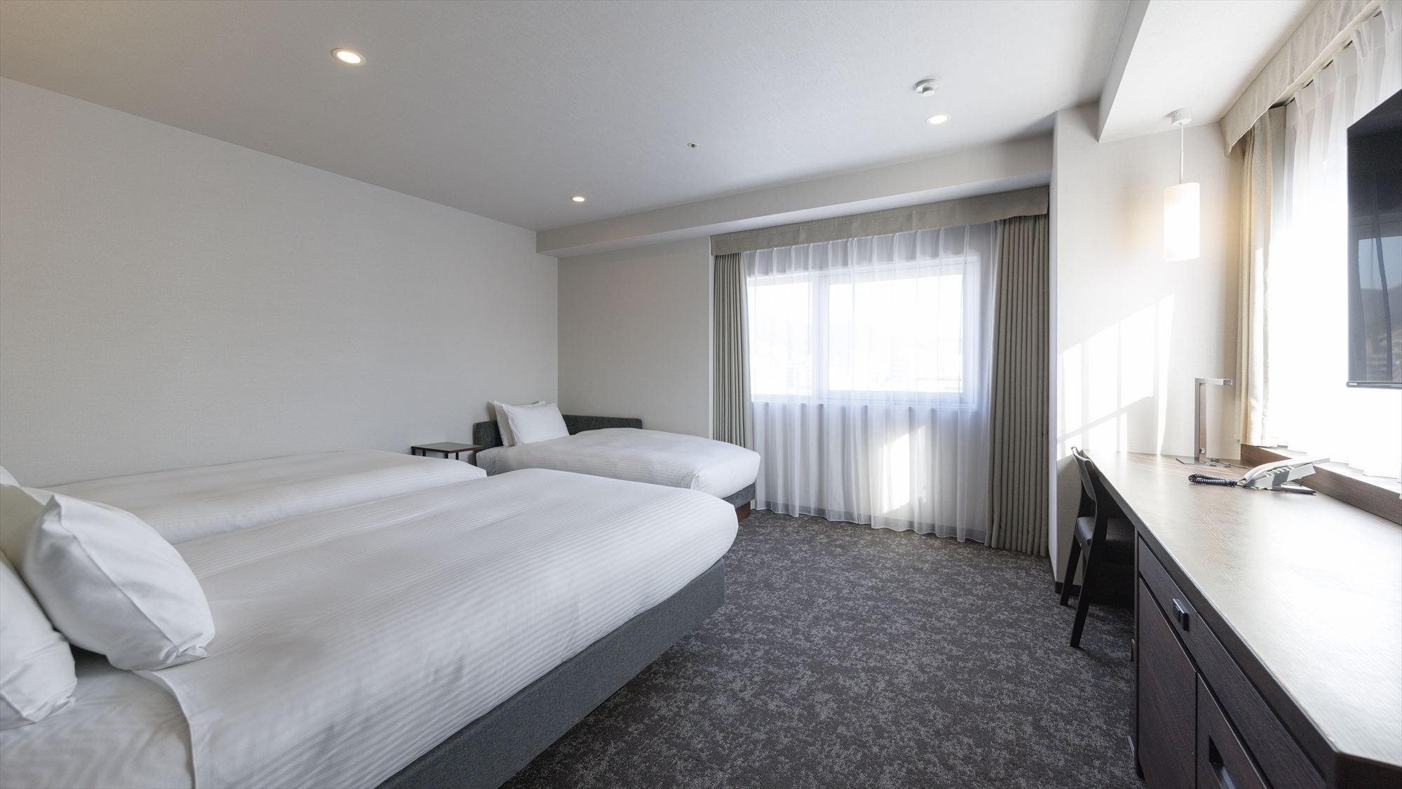 【デラックスツイン 28㎡】3名様までご宿泊いただける広々とした客室