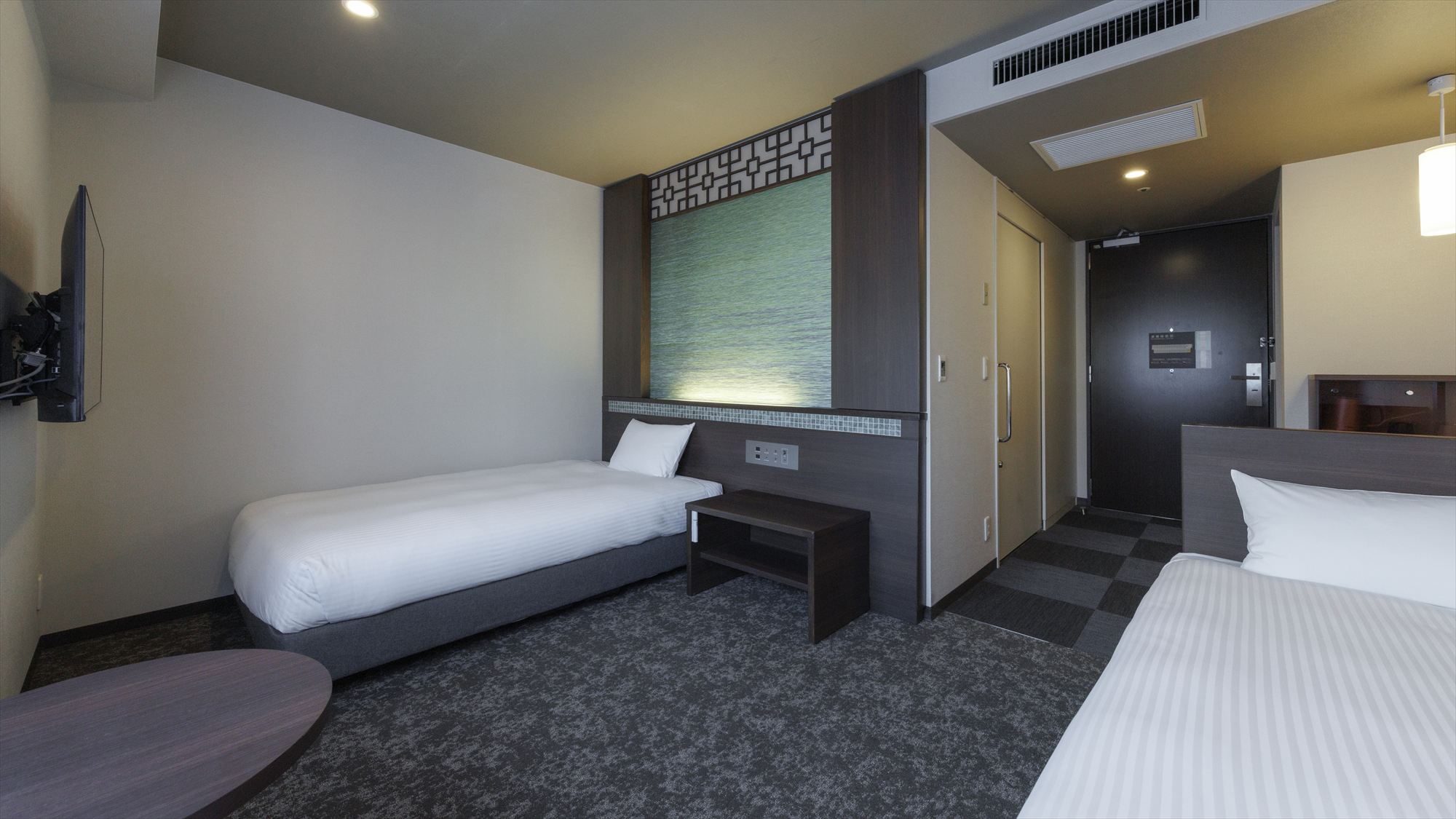 【ユニバーサルツイン 26㎡】通路幅を広く確保し家具の配置にもこだわった使いやすい客室