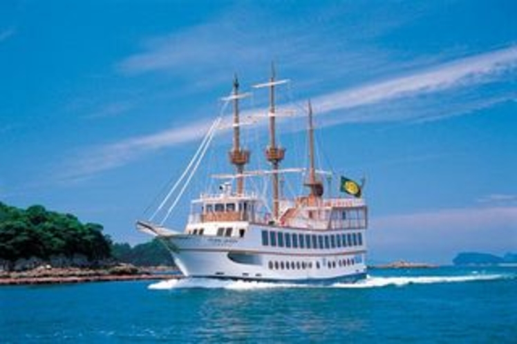 白く輝く優雅な船体、ゆったりくつろぎながら潮風散歩ができる、九十九島遊覧船”パールクイーン”