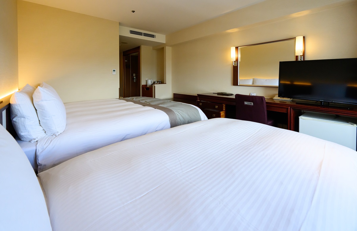 スタンダードキング＋エキストラベッド　デスク周辺