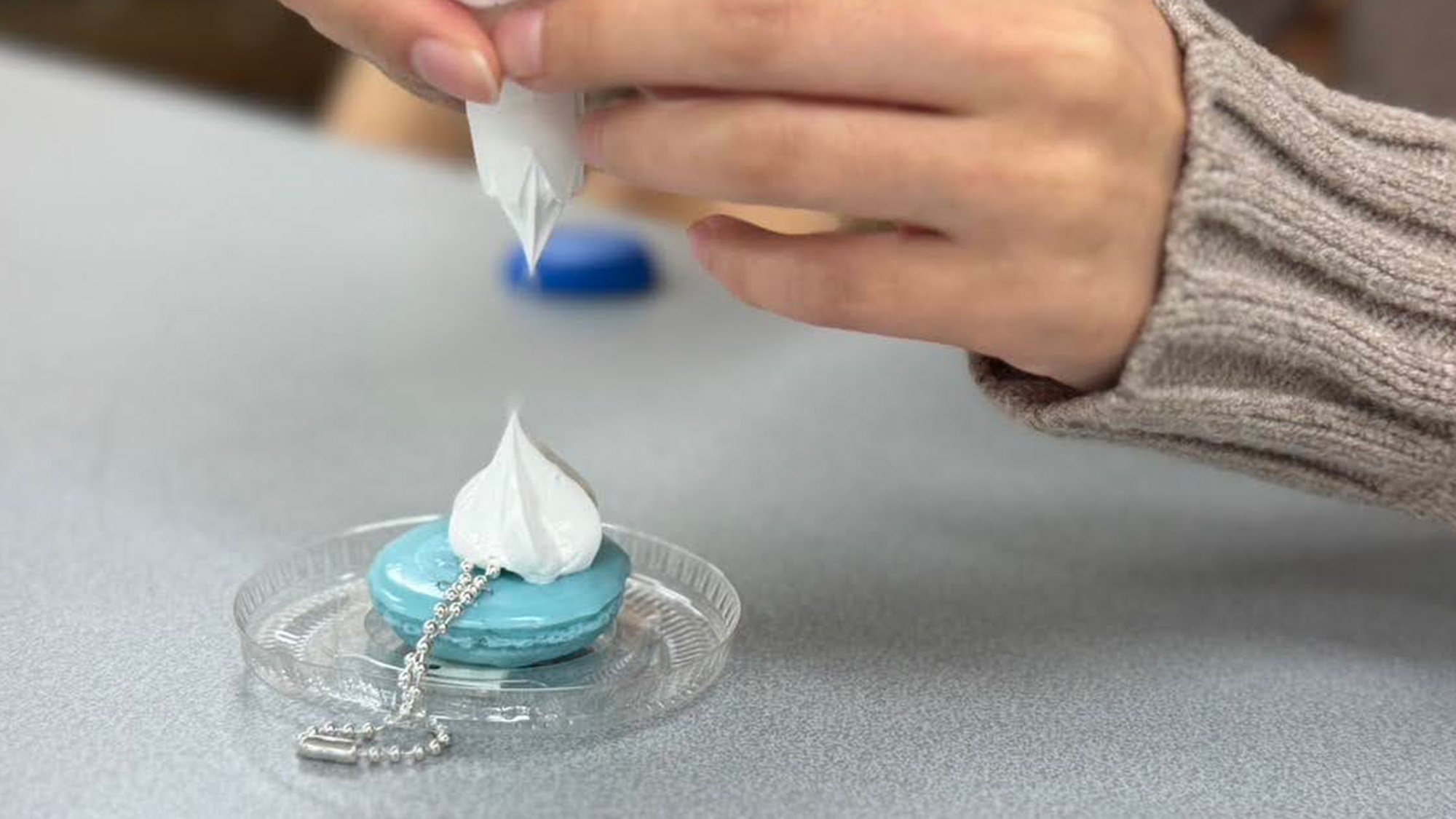 【推し活におすすめ】10色から選べる、食品サンプルのマカロンを手作り体験！＜朝食ビュッフェ付＞