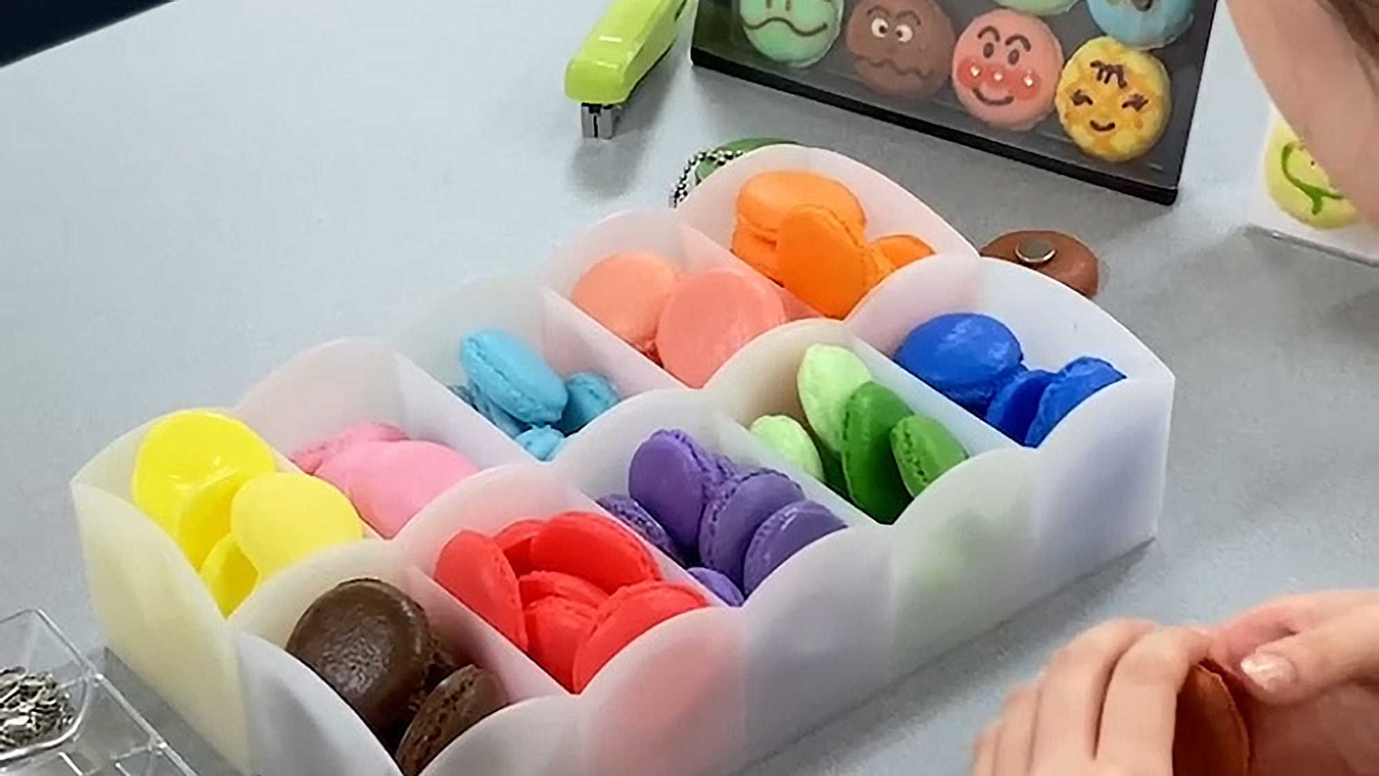 【推し活におすすめ】10色から選べる、食品サンプルのマカロンを手作り体験！＜朝食ビュッフェ付＞