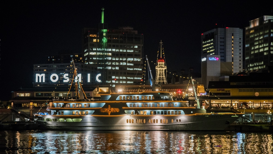 夜の神戸港ではクルーズ船「コンチェルト」が出発！