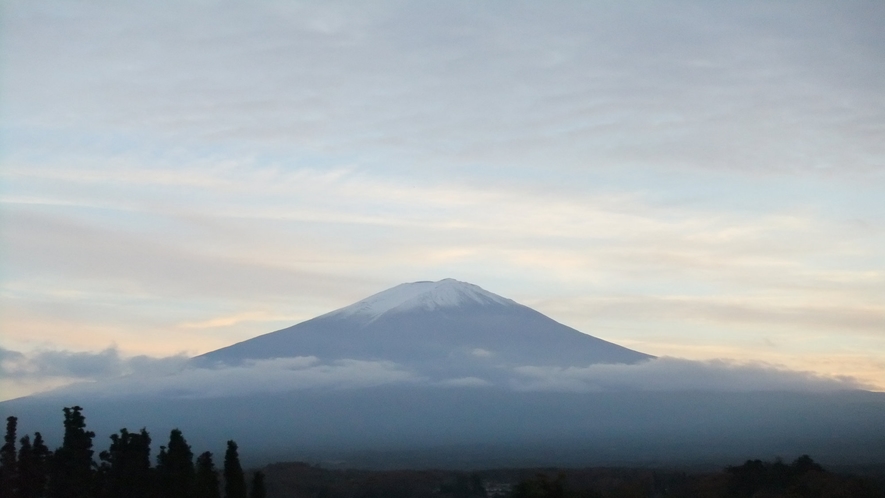 当館「富士山展望台」から仰ぎ見る富士山