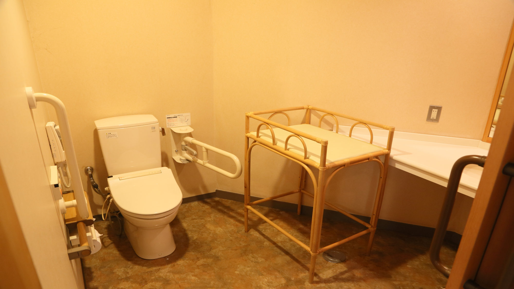 ユニバーサル公共トイレは1階ロビーにございます（全館で1箇所）