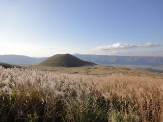 秋の阿蘇登山道（米塚）