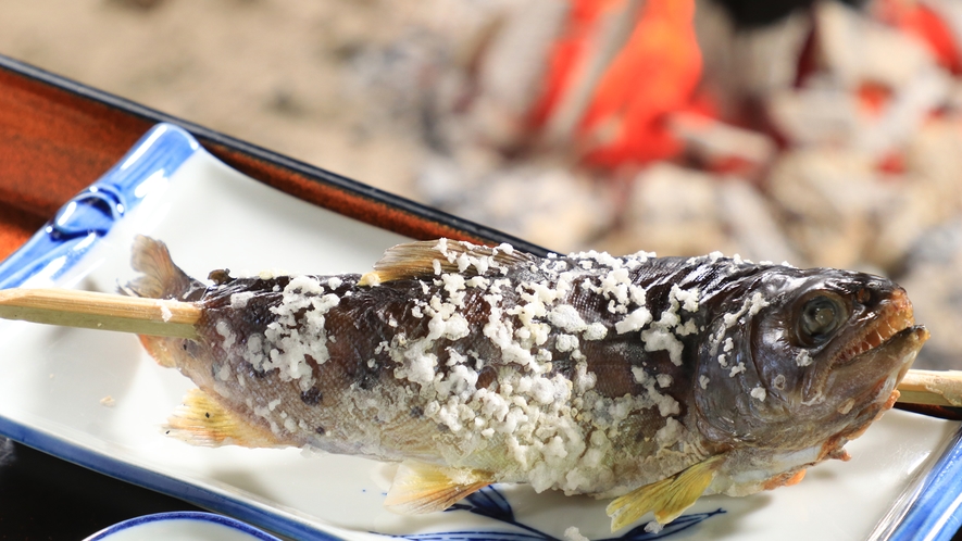 【夕食】 川魚の塩焼き めしあがれ*
