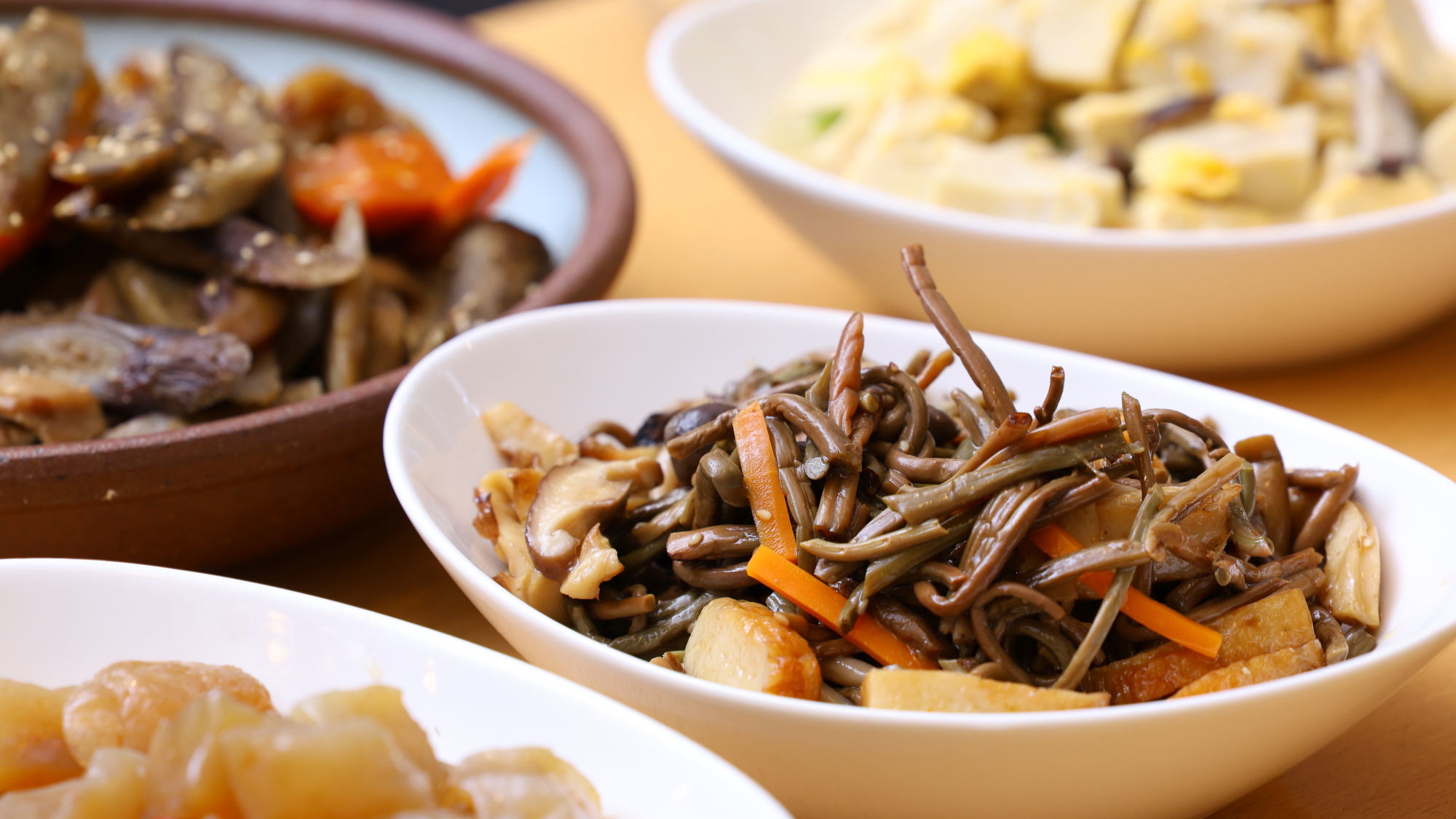 季節の食材を使用した手作り朝食