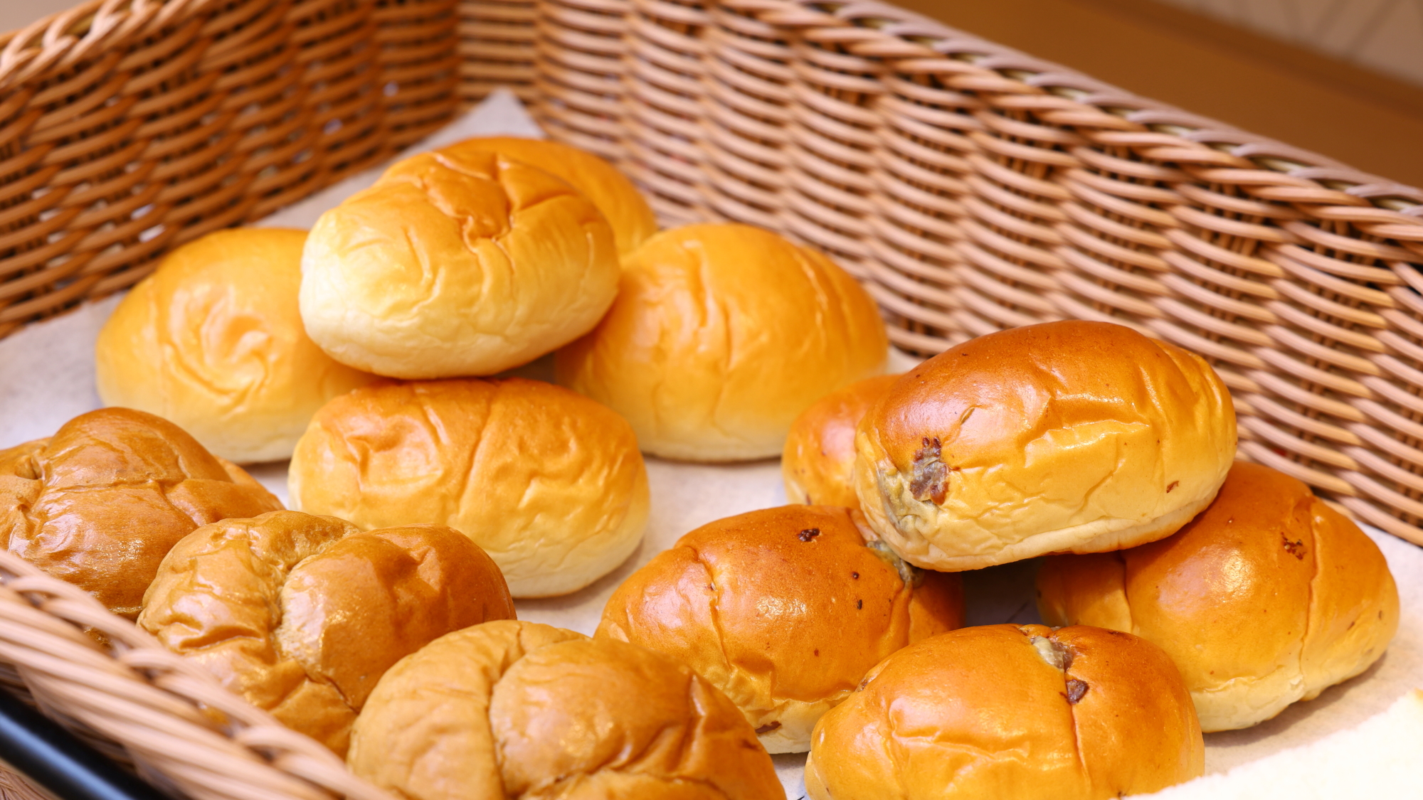 パンも数種類ご用意しております